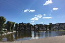 Søen og stråtækte huse i Nordby på Samsø