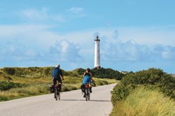 To cyklister på tur ved Lyngvig fyr nær Søndervig