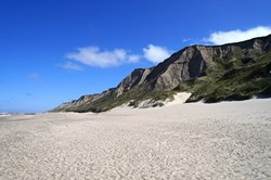 Udsigt langs stranden foran klipperne ved det kendte bovbjerg fyr