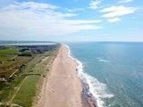 Luftfoto langs de endeløse strande på Danmarks kyst