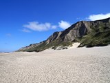 Udsigt langs stranden foran klipperne ved det kendte bovbjerg fyr