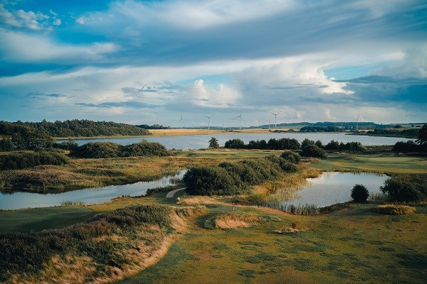 Vådområde med vindmøller i baggrunden - Himmerland, Nordjylland, Danmark