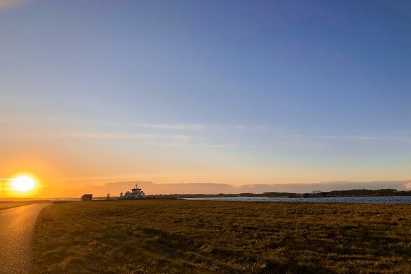 Venøsund færgen i solnedgang