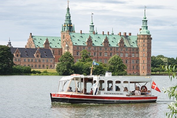 Den Lille Færge på Slotssøen ved Frederiksborg Slot